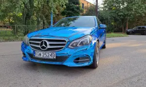Niebieski Mercedes z czarnymi, komiksowymi liniami – naprawdę ciekawe malowanie samochodu. Wygląda jak wyjęty z kreskówki!