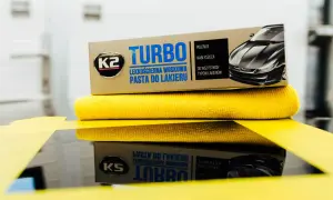 K2 Turbo pasta do lakieru i żółta mikrofibra, gotowe do polerowania ręcznego.