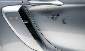 Na srebrnym lakierze Porsche GT4 schodzi lakier bezbarwny, tworząc nieestetyczne plamy. Jak naprawić ten problem?