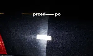 Efekt auto detailing przed i po: zmatowiona karoseria z licznymi rysami po lewej, lśniąca i gładka po prawej.