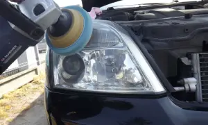Polerowanie lampy polerką, aby usunąć lakier bezbarwny.