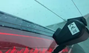 Kamera samochodowa z nalepką CE przyklejona do tylnej szyby. Jak odkleić kamerę z szyby?