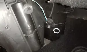 Elementy obudowy wentylacji, przygotowane do czyszczenia parownika. Widać przewody i złącze elektryczne.