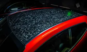 Dach samochodu pokryty unikalnym wzorem forged carbon. Intensywny czerwony lakier kontrastuje z czarno-białym, nieregularnym deseniem.