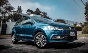 Niebieski samochód Volkswagen Polo zaparkowany na zewnątrz.