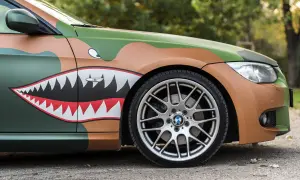 BMW z oklejoną maską i błotnikiem w kamuflażu i malowaniem w kształcie rekina. Avery Dennison zapewnił materiały do tej transformacji.