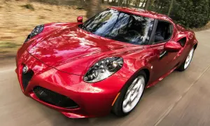 Czerwone Alfa Romeo 4C z połyskiem lakieru perłowy a metalik, pędzące przez las.