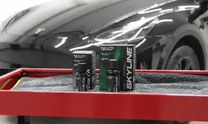 Dwie buteleczki z produktami do pielęgnacji lakieru samochodowego: "Vista" i "Skyline". To doskonała ceramika na auto, która nada blask i ochronę.