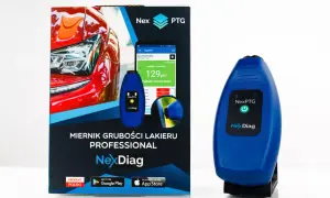 Niebieski miernik grubości lakieru NexDiag, pokazujący 129 µm. Opakowanie z czerwonym samochodem i informacją o grubości lakieru 1000 mikronów.