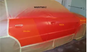 Czerwony samochód w trakcie malowania. Widoczne etapy: baza, blender i warstwa 2. Pomaga to zrozumieć, jak usunąć odcięcie lakieru.