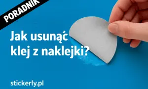 Poradnik: Jak usunąć klej z naklejki? Dłoń odkleja szary fragment, pokazując, czym zmyć klej z naklejki.