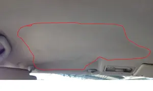 Odklejająca się podsufitka? Zobacz, jak przykleić podsufitkę bez demontażu, zaznaczony obszar pokazuje problem.