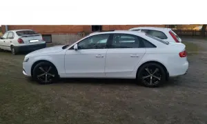 Białe auto z czarnymi felgami. Czy to dobry wybór, jaki kolor felg do białego auta?