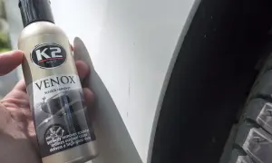 Jak usunąć głębokie rysy na lakierze? Butelka K2 VENOX Scratch remover obok białego lakieru z widocznymi zadrapaniami.