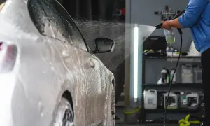 Mycie auta po ceramice na myjni bezdotykowej. Pianownica spryskuje samochód, tworząc gęstą pianę.