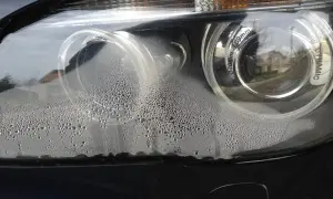 Krople pary wodnej wewnątrz lampy samochodowej. Zastanawiasz się, jak wyczyścić lampy w samochodzie od środka, gdy pojawi się taki problem?