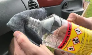 Benzyna ekstrakcyjna na szmatce pomoże Ci szybko i skutecznie zdrapać naklejkę z szyby samochodu.