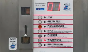 Panel myjni bezdotykowej: wybierz program (mycie, płukanie, woskowanie), wrzuć monety i dowiedz się, jak działa myjnia bezdotykowa.