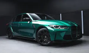 Błyszczący, sportowy sedan w kolorze midnight green, z czarnymi felgami i agresywnym przodem, gotowy na nocne wyścigi.