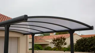 Nowoczesna wiata z poliwęglanem, chroniąca przed słońcem i deszczem. Eleganckie nadlewanie poliwęglanem lamp podkreśla jej design.