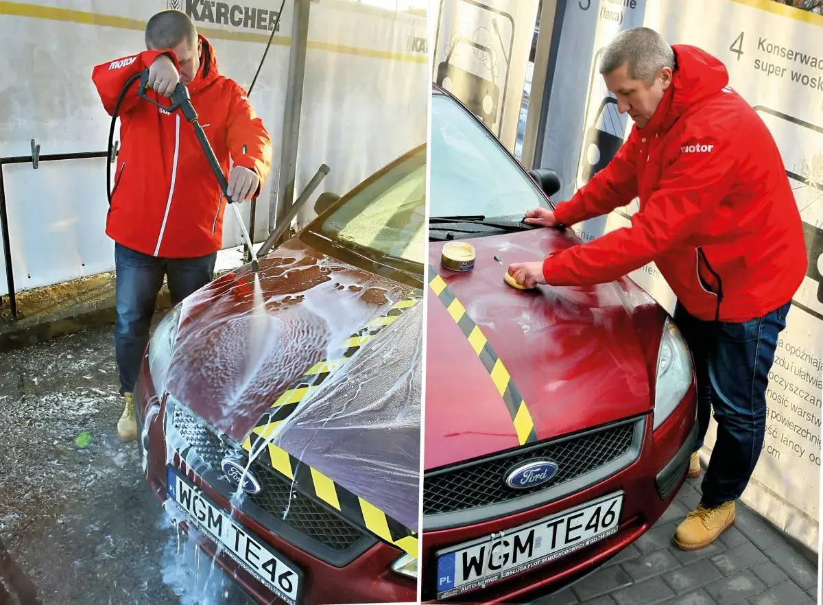 Mężczyzna myje i woskuje samochód na myjni bezdotykowej. Najpierw spłukuje auto pianą, a potem nakłada wosk.