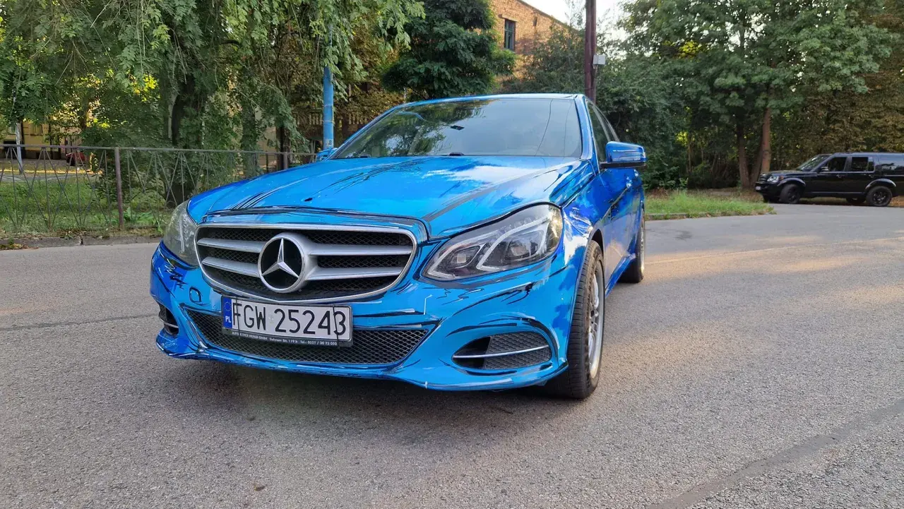 Niebieski Mercedes z czarnymi, komiksowymi liniami – naprawdę ciekawe malowanie samochodu. Wygląda jak wyjęty z kreskówki!