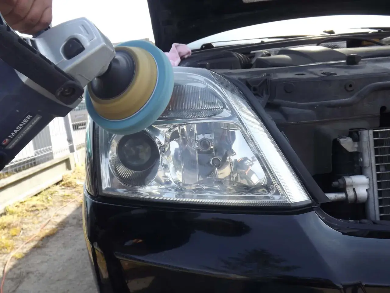 Polerowanie lampy polerką, aby usunąć lakier bezbarwny.