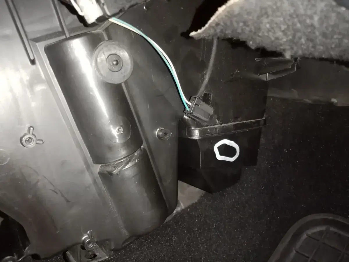 Elementy obudowy wentylacji, przygotowane do czyszczenia parownika. Widać przewody i złącze elektryczne.