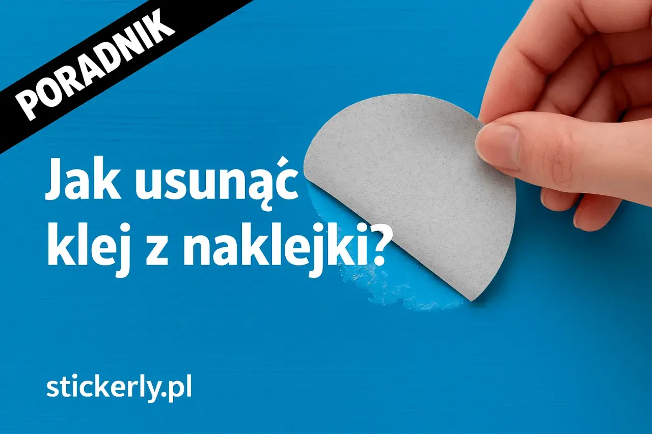 Poradnik: Jak usunąć klej z naklejki? Dłoń odkleja szary fragment, pokazując, czym zmyć klej z naklejki.