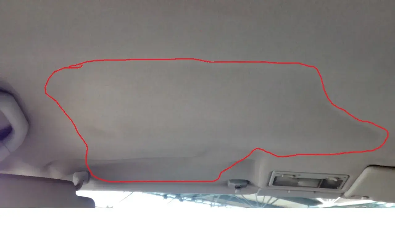 Odklejająca się podsufitka? Zobacz, jak przykleić podsufitkę bez demontażu, zaznaczony obszar pokazuje problem.