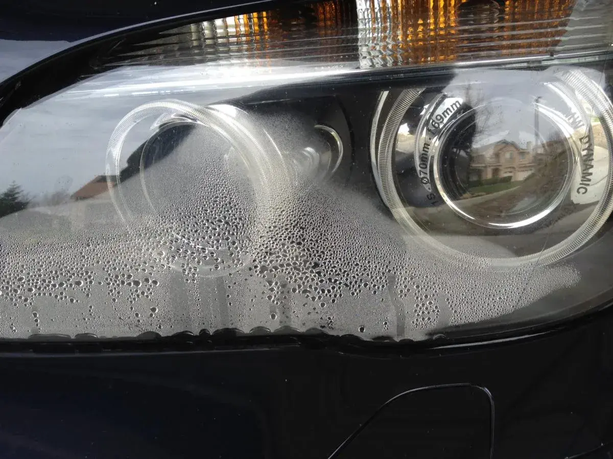 Krople pary wodnej wewnątrz lampy samochodowej. Zastanawiasz się, jak wyczyścić lampy w samochodzie od środka, gdy pojawi się taki problem?