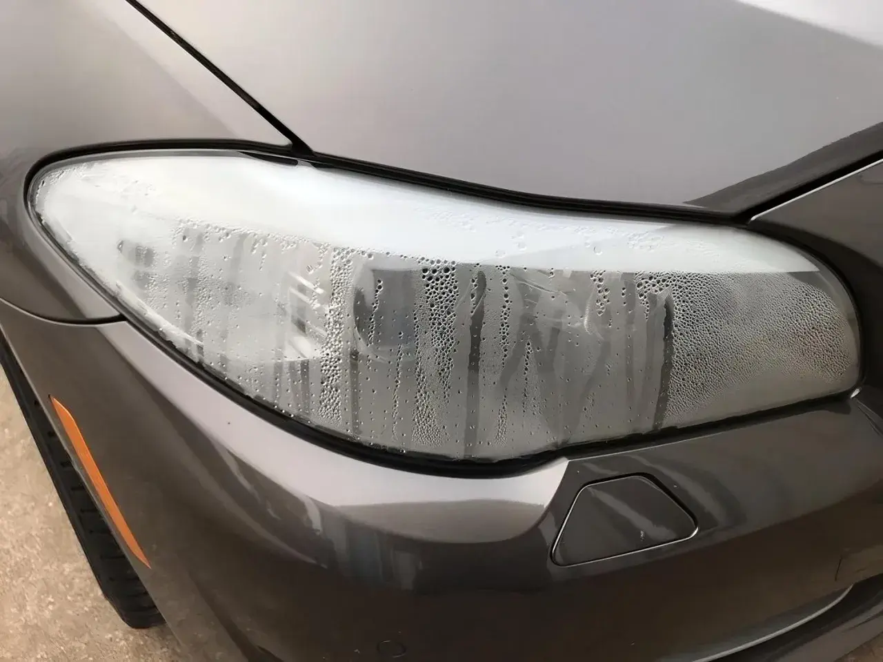 Para w reflektorze? Dowiedz się, jak usunąć parę z reflektora, gdy na kloszu pojawiają się kropelki wody.