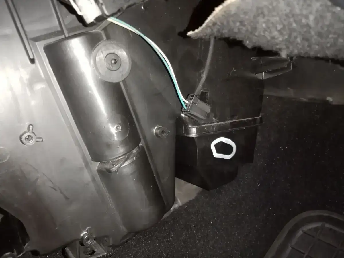 Elementy obudowy wentylacji, przygotowane do czyszczenia parownika. Widać przewody i złącze elektryczne.