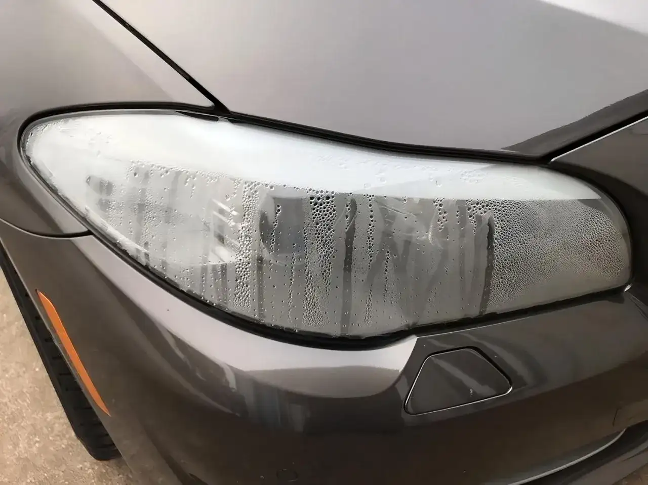 Para w reflektorze? Dowiedz się, jak usunąć parę z reflektora, gdy na kloszu pojawiają się kropelki wody.
