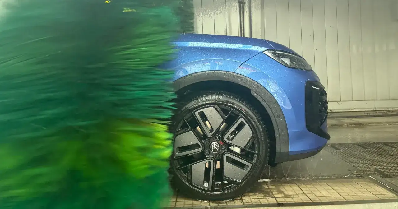 Niebieskie auto w myjni, zielone szczotki obracają się. Czy można myc auto w zime? Tak, nawet w mroźne dni!
