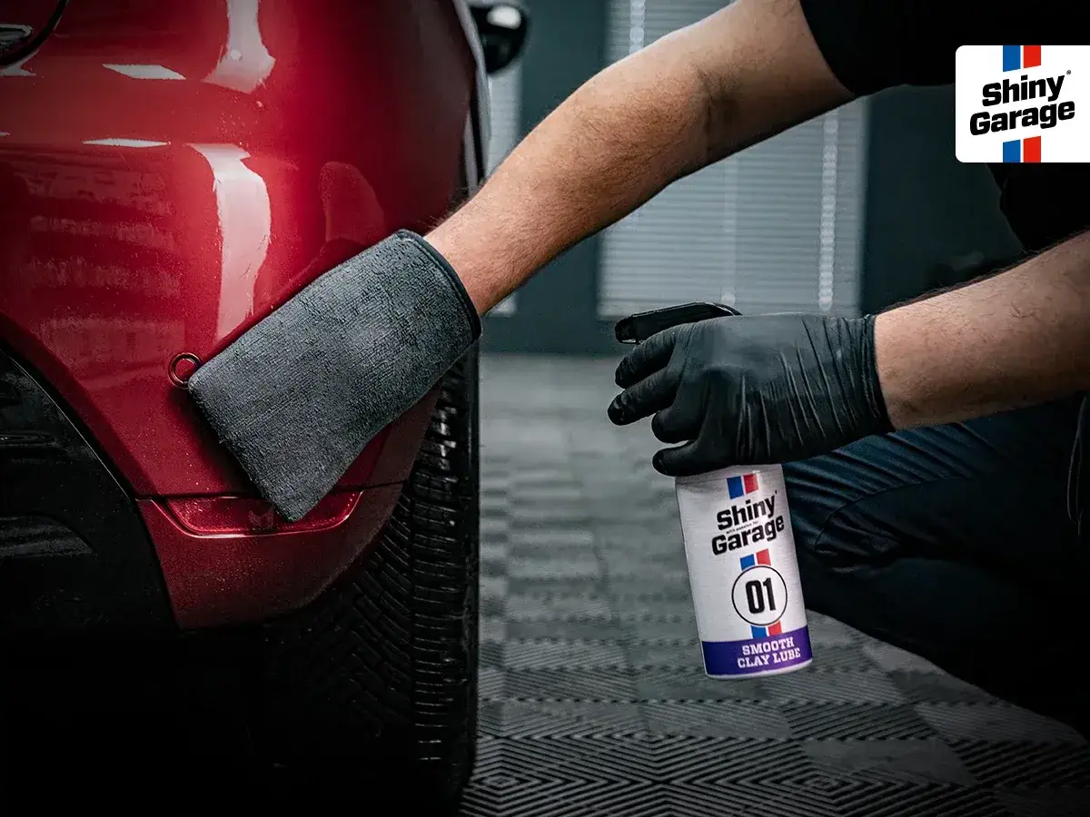 Profesjonalne czyszczenie lakieru samochodowego. Rękawica z mikrofibry i lubrykant Shiny Garage ułatwiają usuwanie zanieczyszczeń.