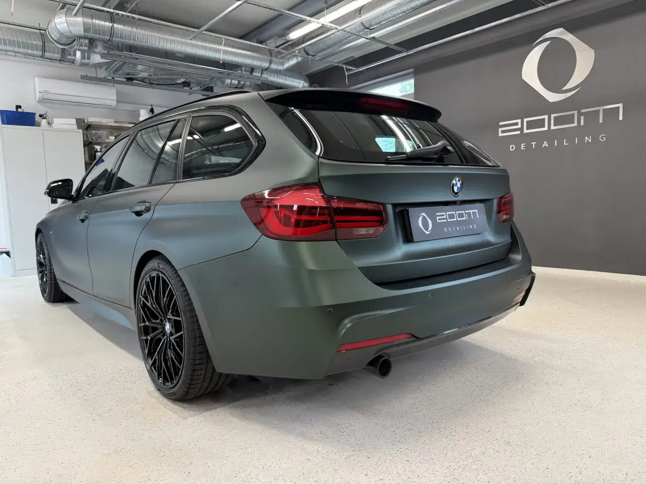 BMW kombi po oklejaniu samochodu folią matowo-zieloną. Nowy, odmieniony wygląd auta.
