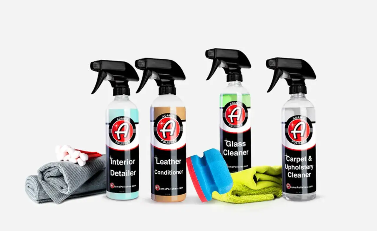 Zestaw produktów do pielęgnacji wnętrza auta: Interior Detailer, Leather Conditioner, Glass Cleaner, Carpet & Upholstery Cleaner. Idealne, by natłuścić skórę w samochodzie i odświeżyć wnętrze.
