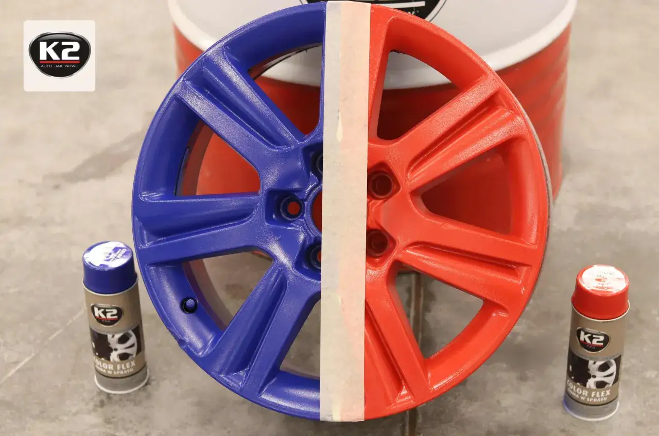 Felga podzielona na dwie części: niebieską i czerwoną. Obok puszki z farbą K2 Color Flex do malowania aluminium sprayem.