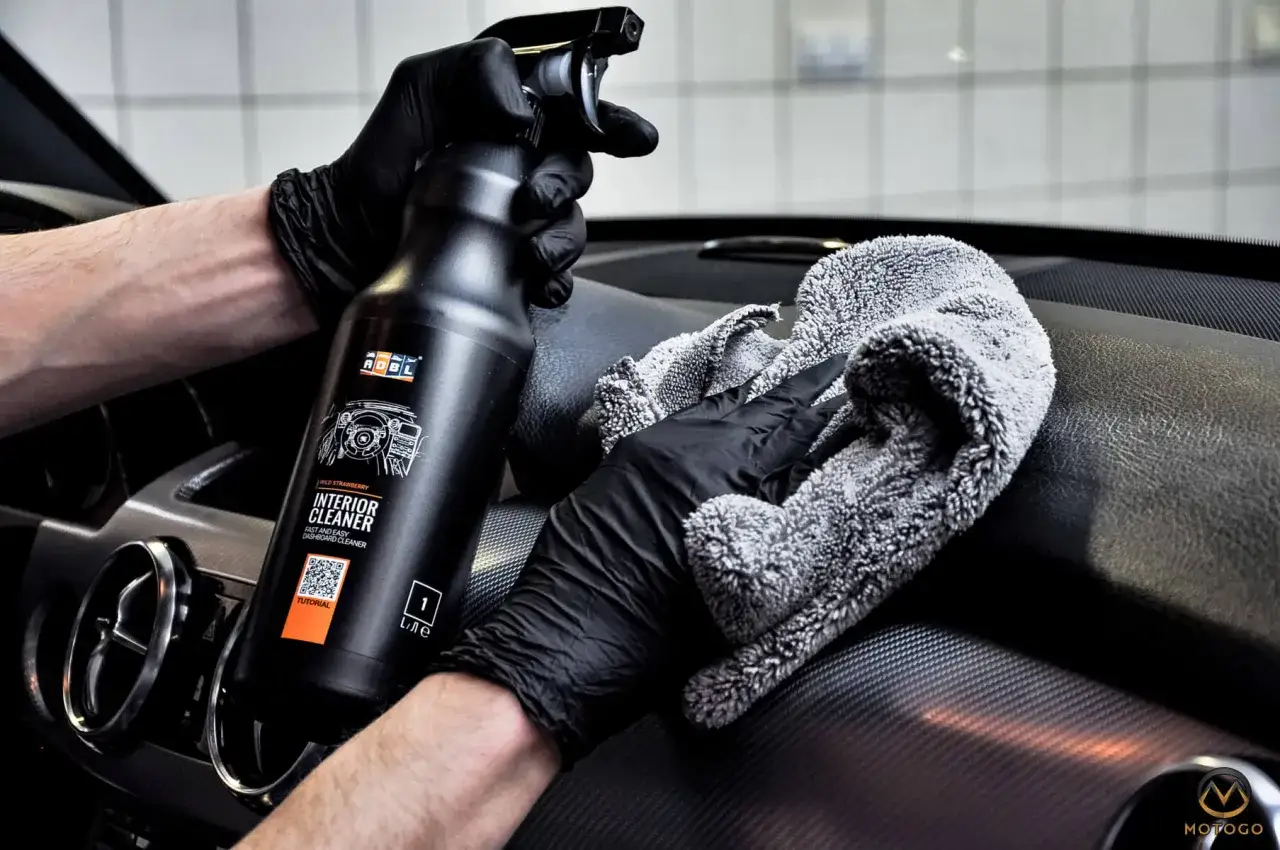 Rękawiczki i mikrofibra do czyszczenia piano black. Preparat ADBL Interior Cleaner pomoże Ci zadbać o wnętrze auta.