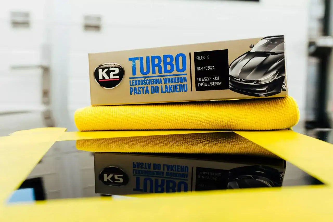 K2 Turbo pasta do lakieru i żółta mikrofibra, gotowe do polerowania ręcznego.