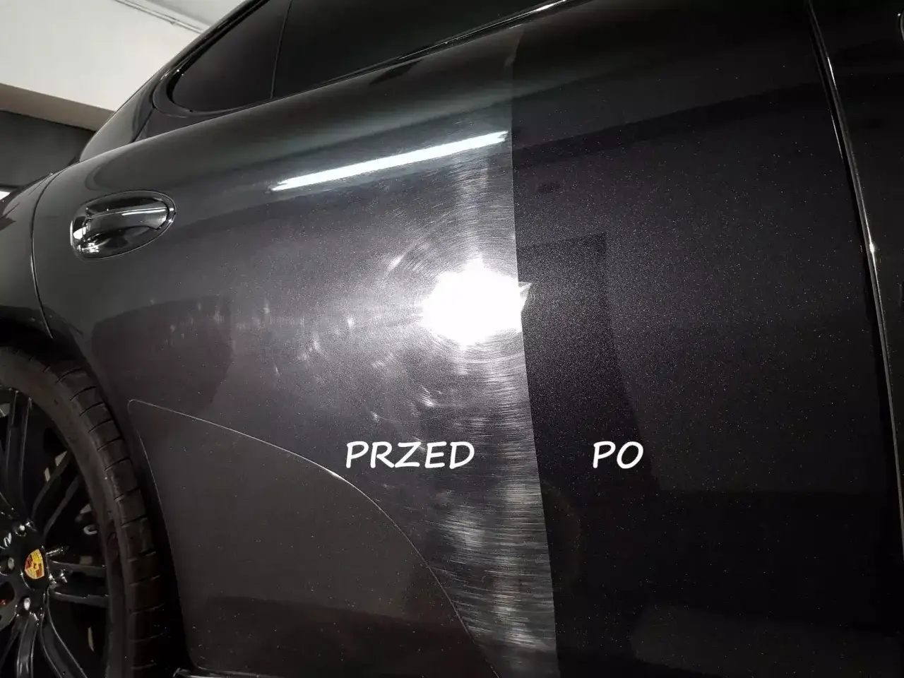 Efekt polerowania lakieru akrylowego: przed i po. Widoczne zmatowienie i rysy ustępują miejsca głębokiemu połyskowi.