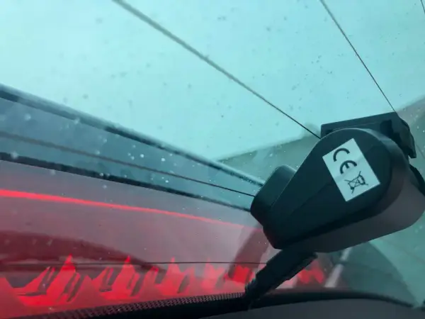 Kamera samochodowa z nalepką CE przyklejona do tylnej szyby. Jak odkleić kamerę z szyby?