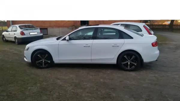Białe auto z czarnymi felgami. Czy to dobry wybór, jaki kolor felg do białego auta?