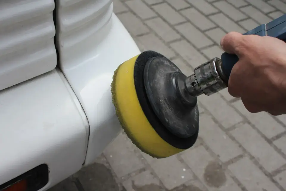 Jak wypolerować samochód i nie uszkodzić lakieru?
